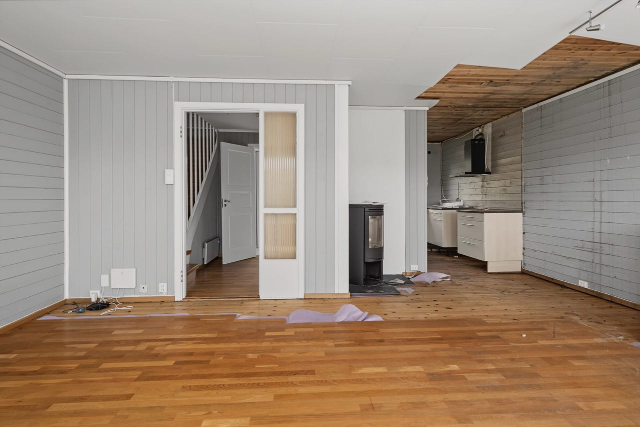 Deler av gulv og vegger er fjernet etter tidligere vannlekkasje