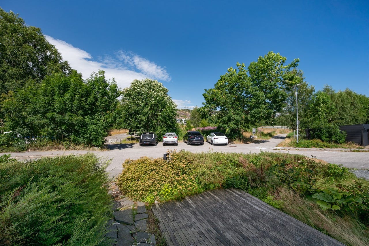 Nordvest-vendt markterrasse utenfor inngangsparti