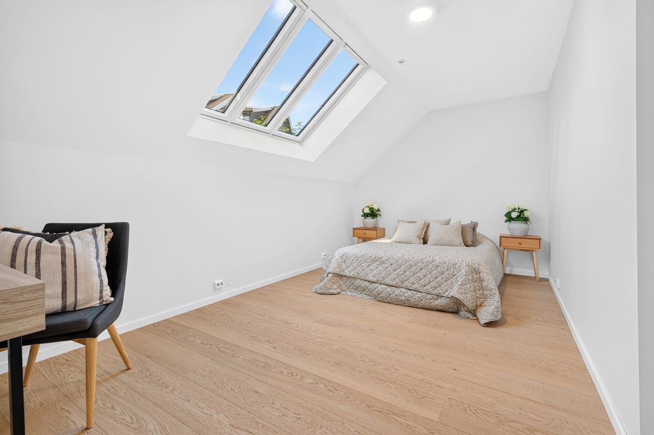 Stort hovedsoverom med plass til garderobe