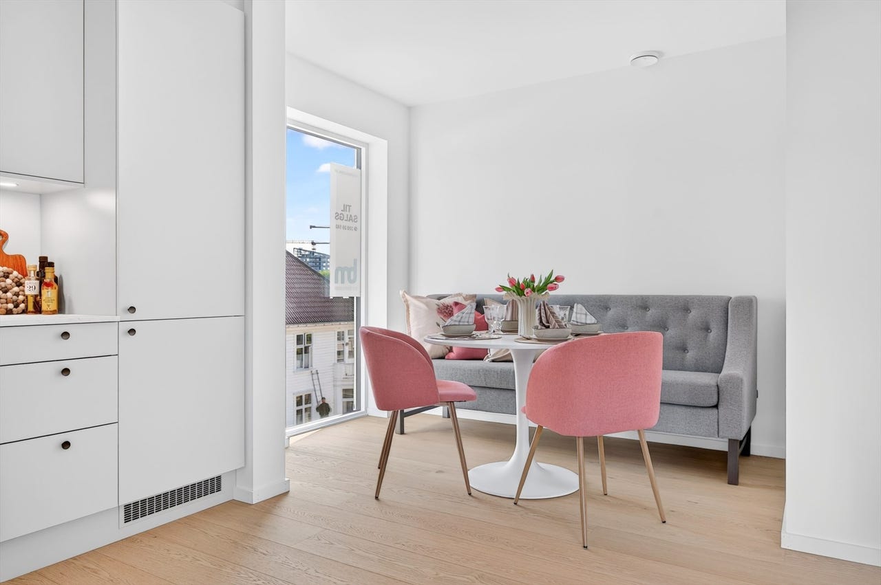 Hyggelig spiseplass ved vindu