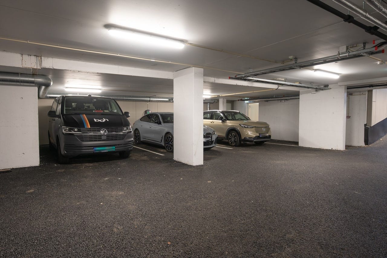 Parkeringskjeller med heis til hver etasje