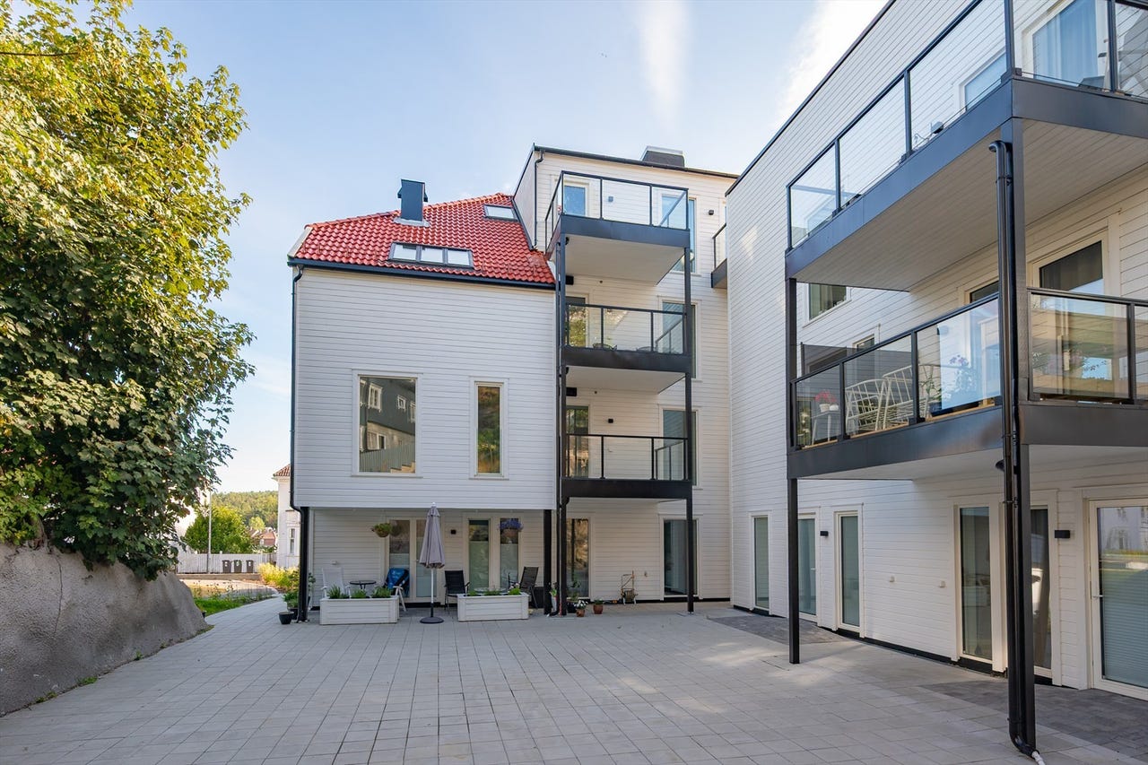 Fasade sett fra bakgård mot balkong i 3.etg.