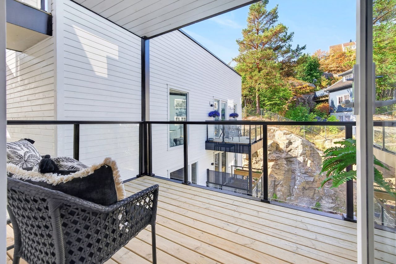 Overbygget balkong i bakgård