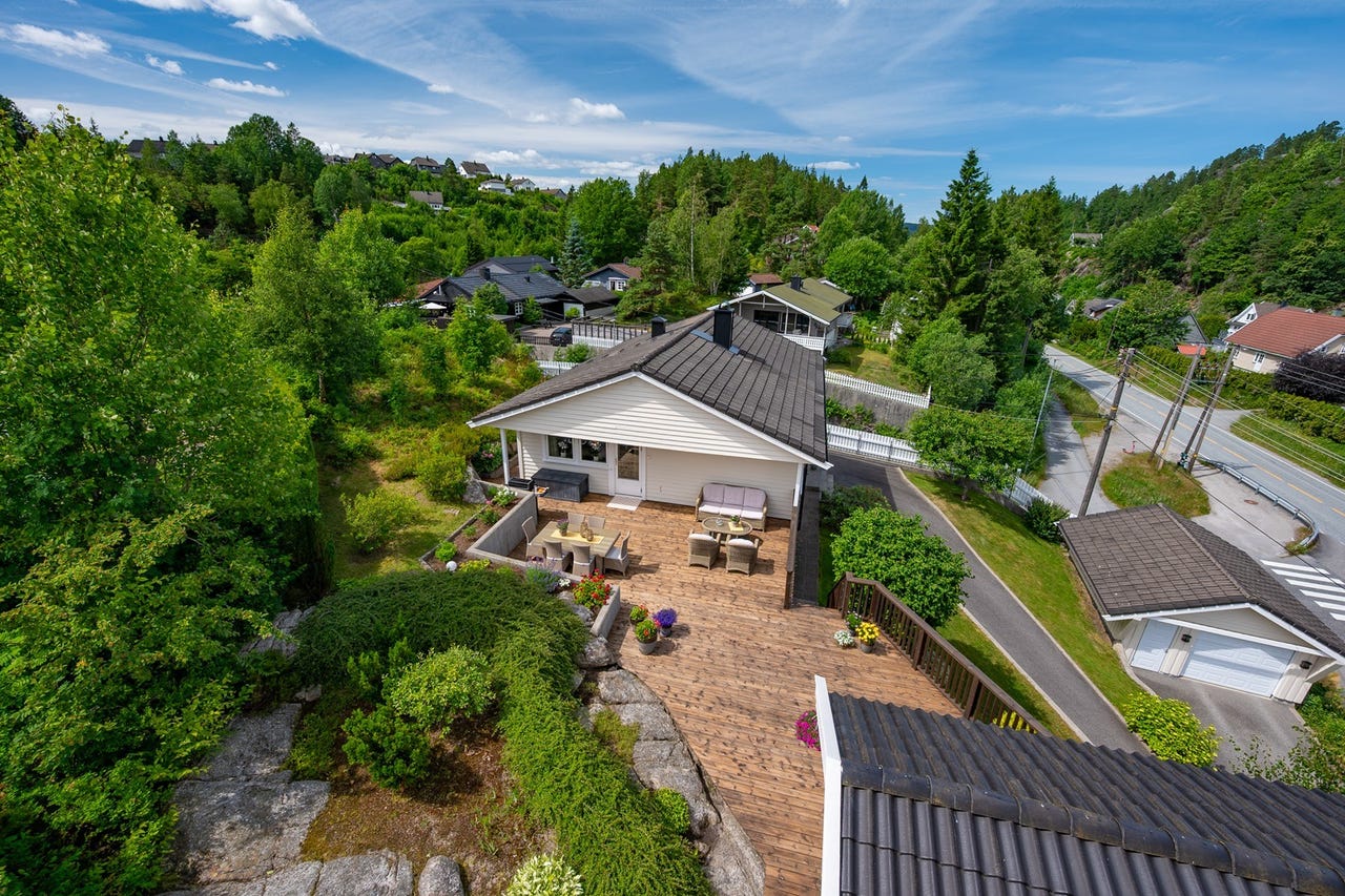 Velholdt eiendom med meget pent opparbeidet tomt
