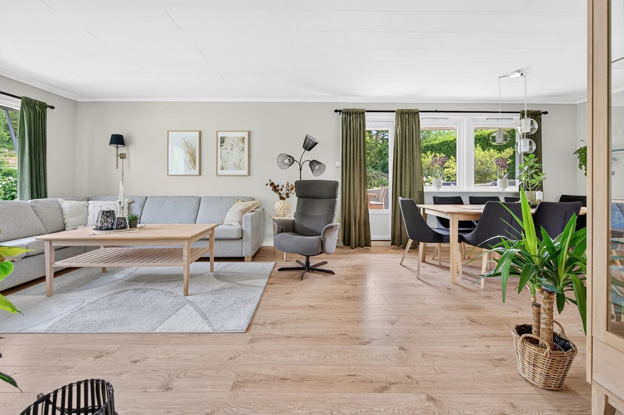 Nyere moderne laminatgulv og direkte adkomst til terrassen