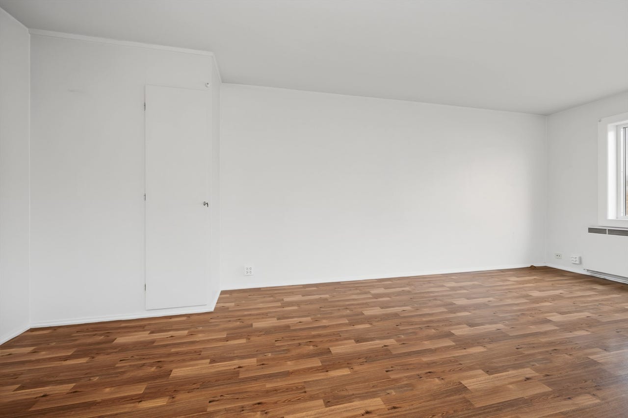 Stue med plass til sofa, spisebord eller annet tilhørende møblement
