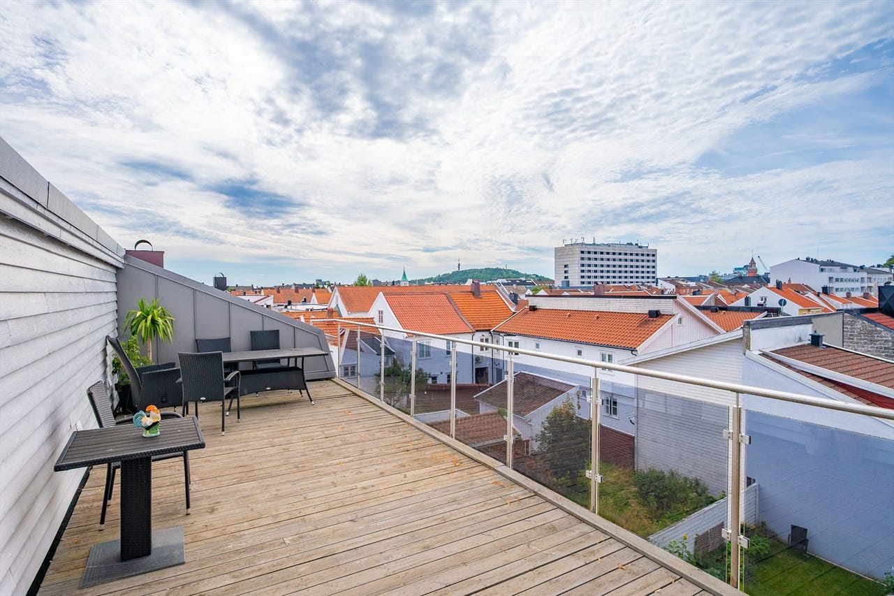 Videre er det felles møblert takterrasse som kan benyttes av beboerne