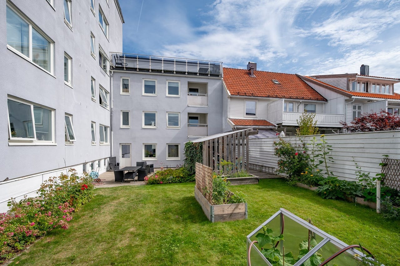 I felles bakgård kan man trekke seg tilbake i en hektisk hverdag, i nydelige omgivelser