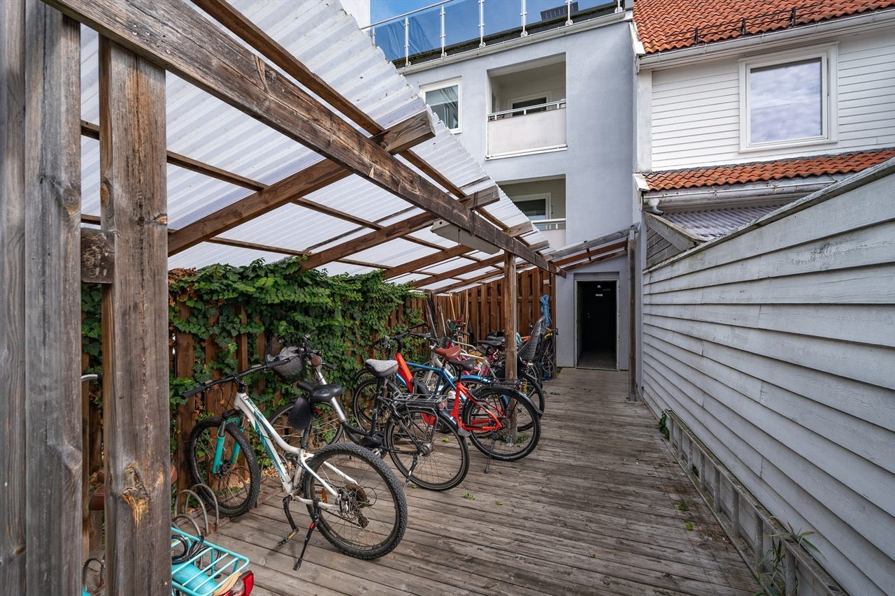 Det er også felles sykkelparkering beliggende i bakgård