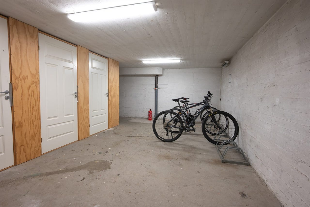 Det er også tilrettelagt med sykkelparkering i byggets kjeller