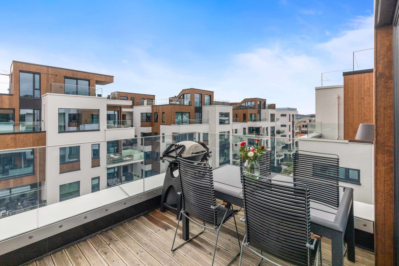 På terrassen er det plass til både spisegruppe, spisebord og grill