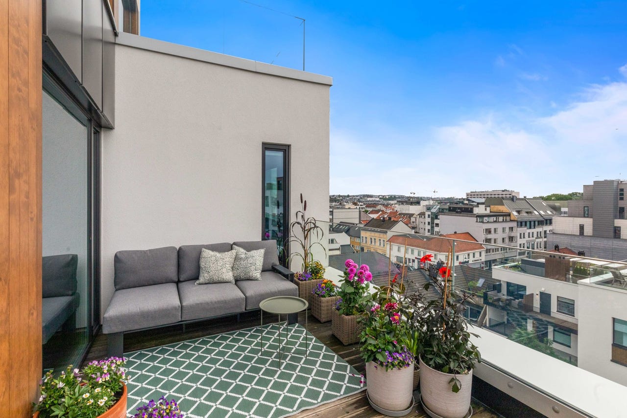 Fra kjøkkenet er det utgang til en av boligens terrasseområder