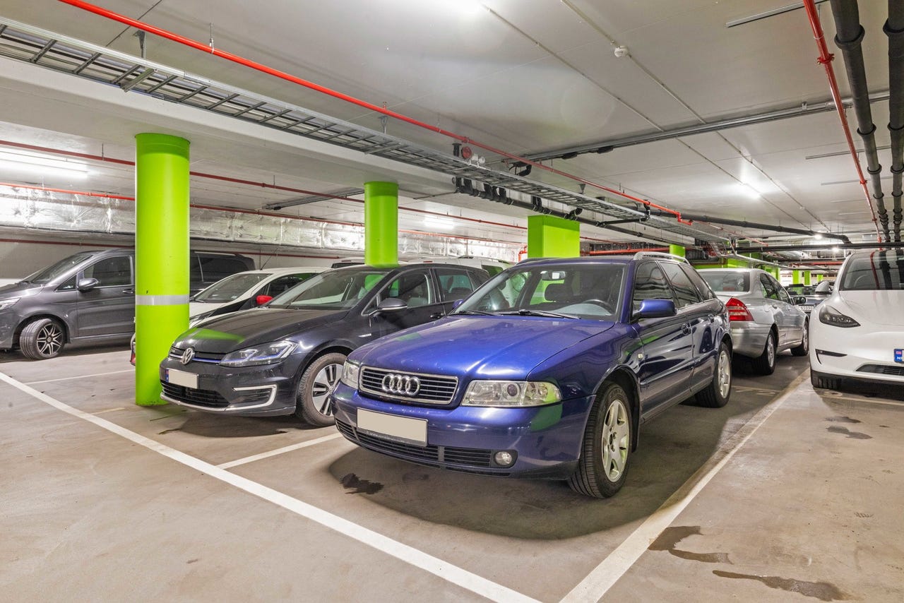 Det medfølger parkeringsplass i parkeringskjeller