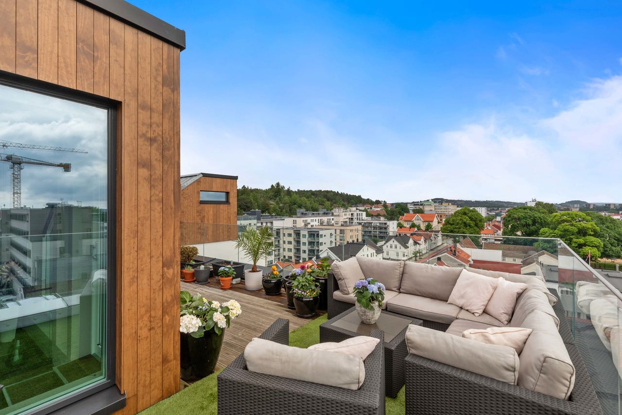 På takterrassen er det ypperlige solforhold og en rå utsikt