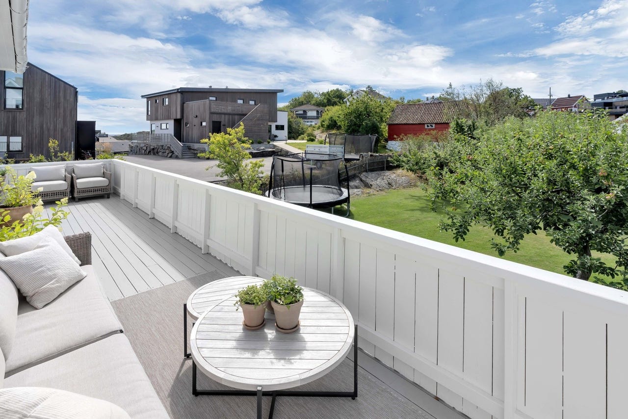 Fra terrassen ser man ned på det flotte plenområde