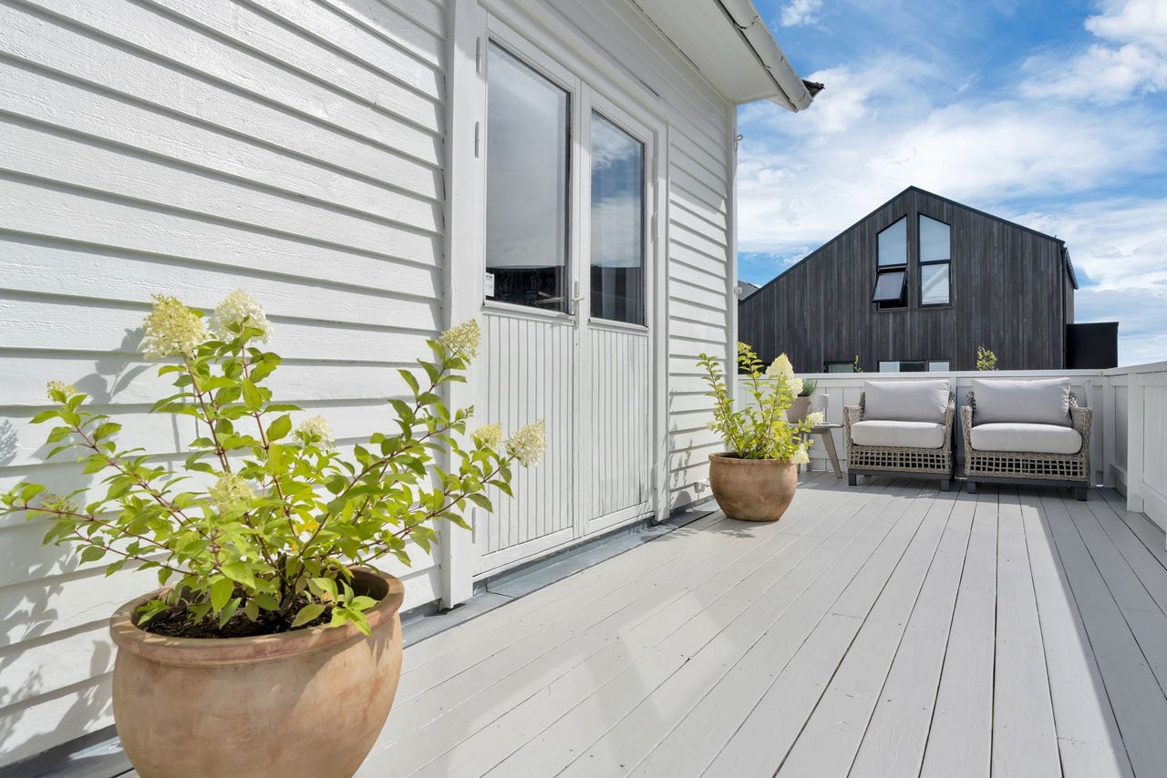 Fra stua er det utgang til boligens terrasseområde