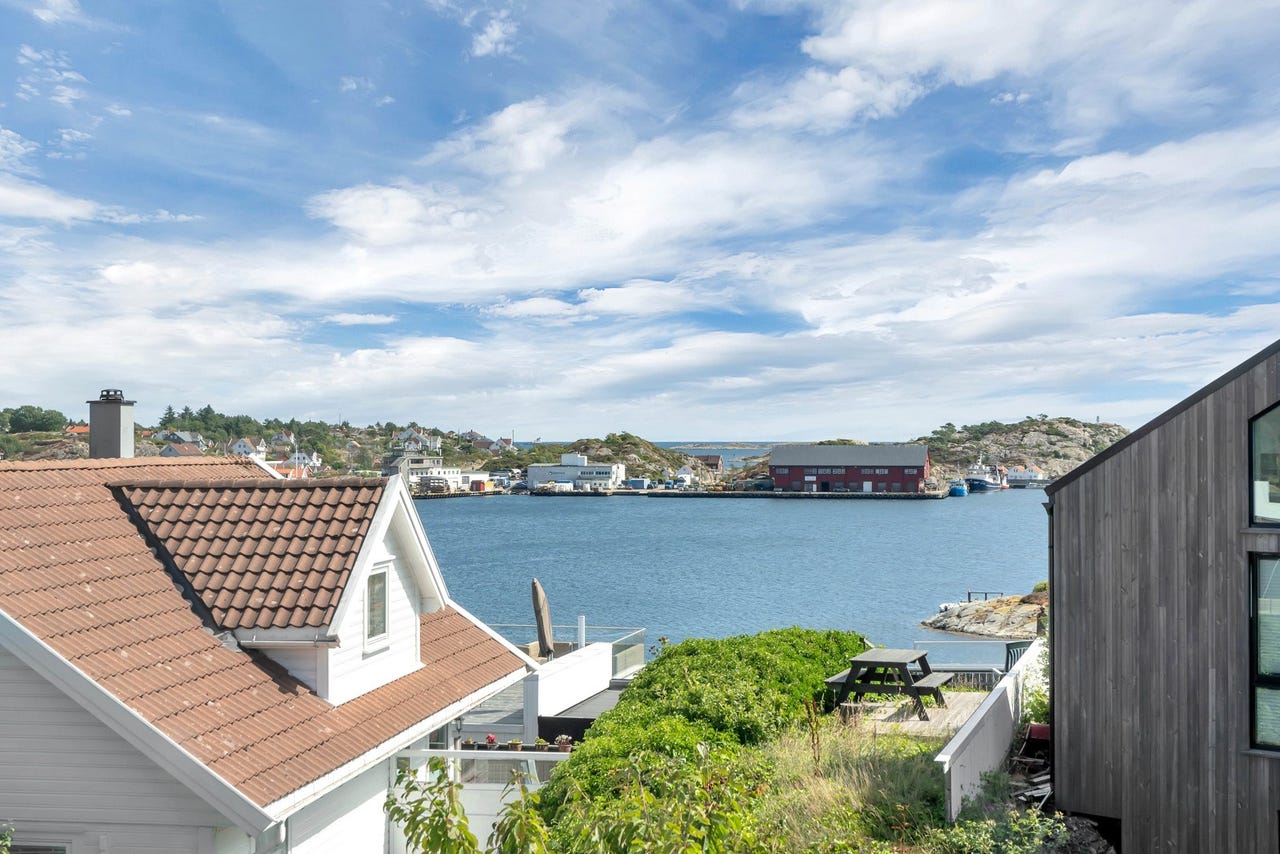 Fra eiendommen er det flott sjøutsikt