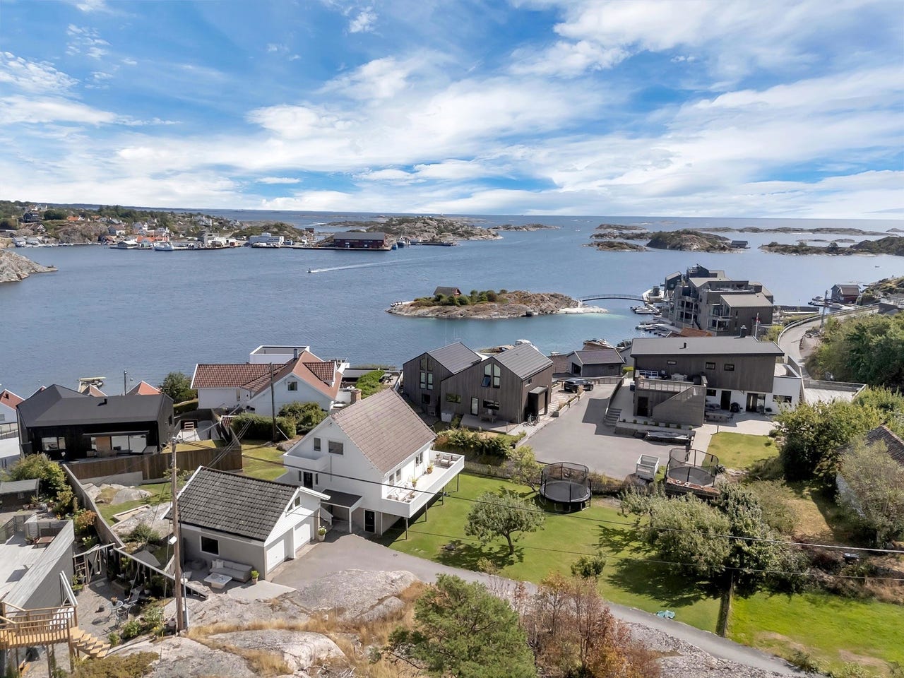 Flotte turområder, svaberg og badeplasser like i nærheten - her bor du tett på sjø og natur