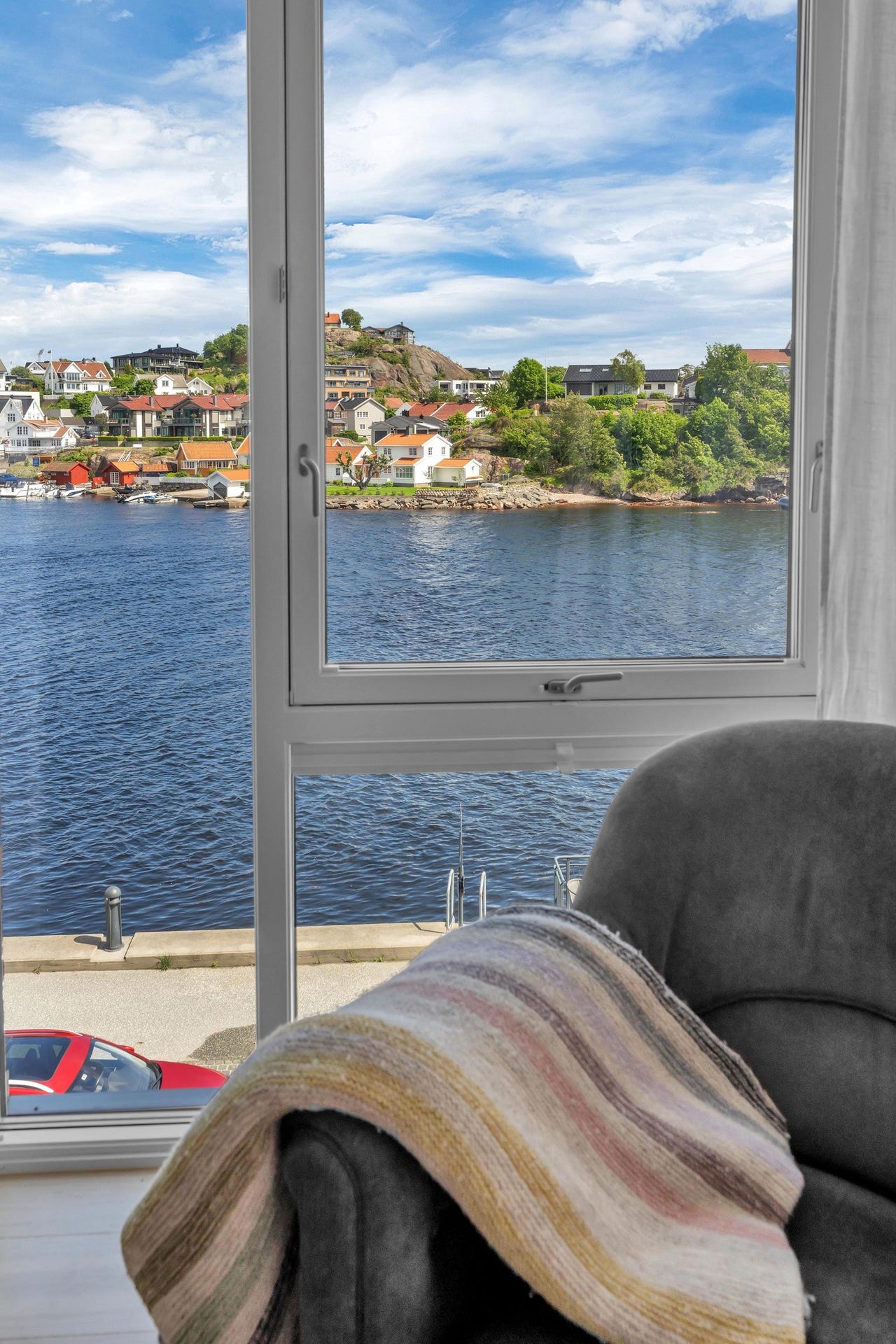 Nydelig utsikt - her gjennom stuevindu mot Otra og Galgeberg.