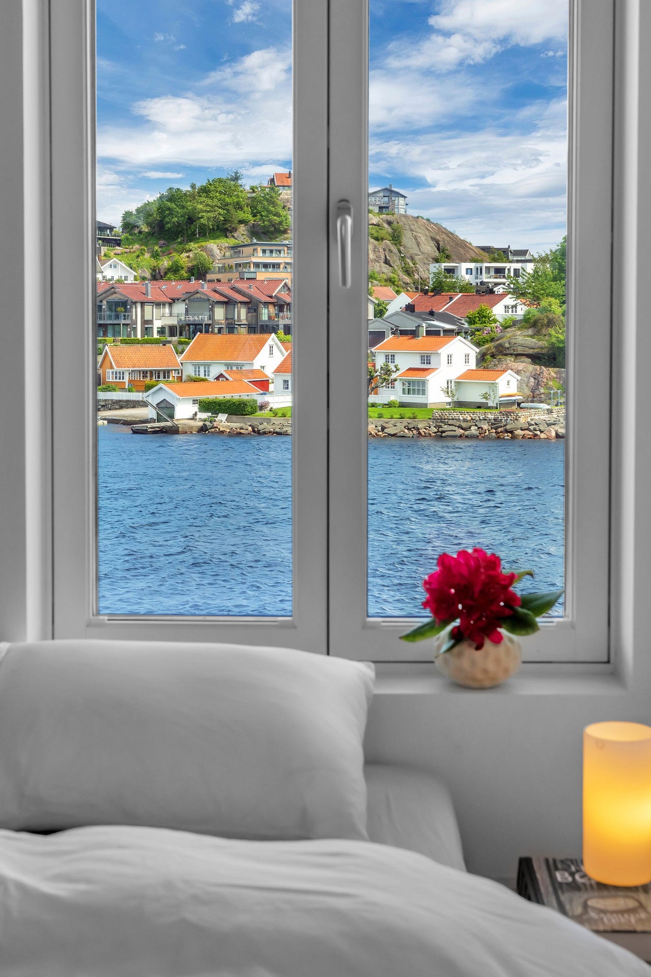 Utsikt fra begge soverom mot Otra og Galgeberg.