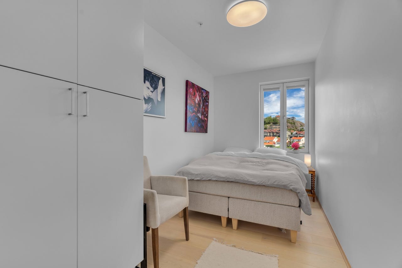 Soverom 2 har også garderobeskap og plass til dobbeltseng.