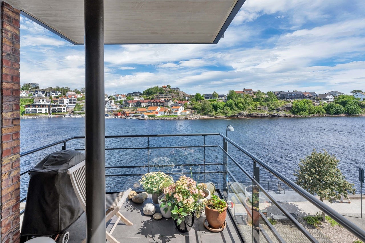 Leiligheten ligger på hjørnet mot Otra på Bystranda Blå.