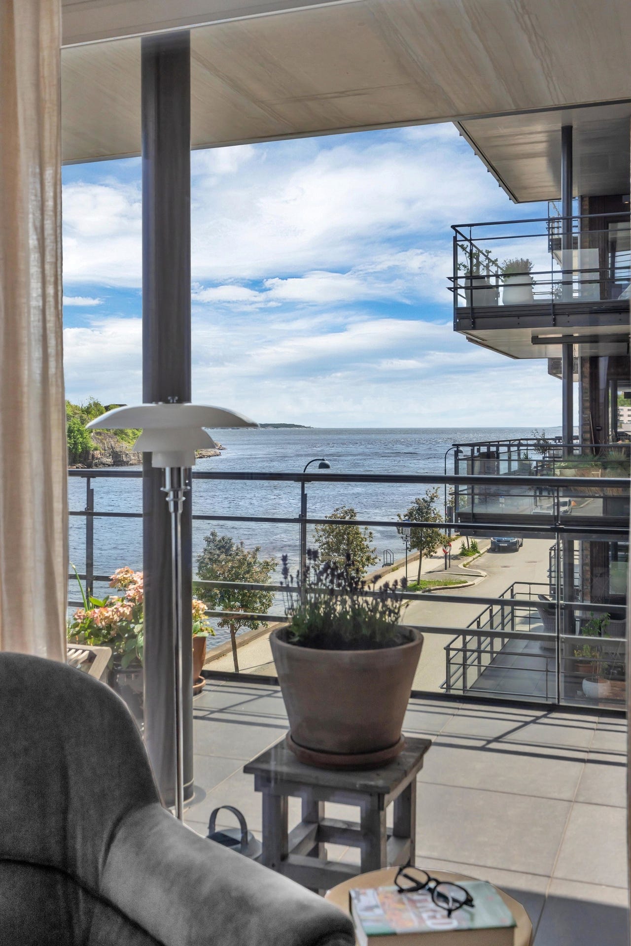 Nydelig utsikt - her gjennom stuevindu mot havet og innseilingen.