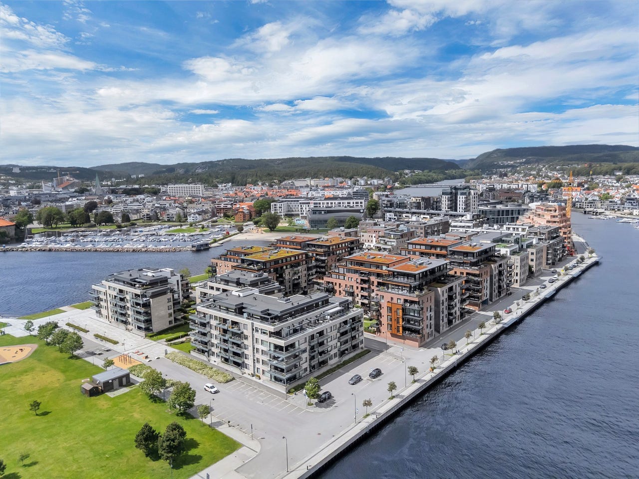 Gode tur- og bademuligheter samt kort spasertur til alle fasiliteter.