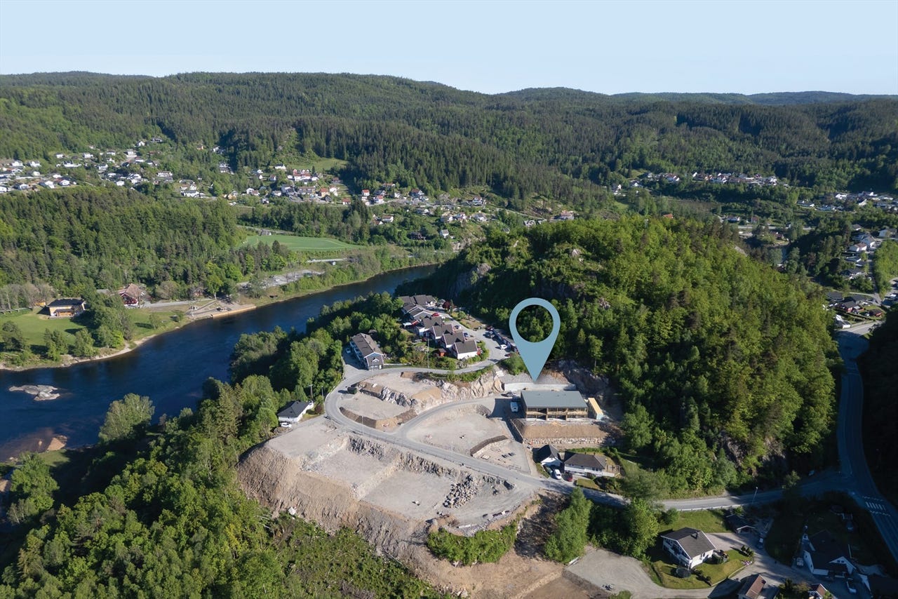Kort vei til elva og fine turområder i skog og mark (arkivfoto)