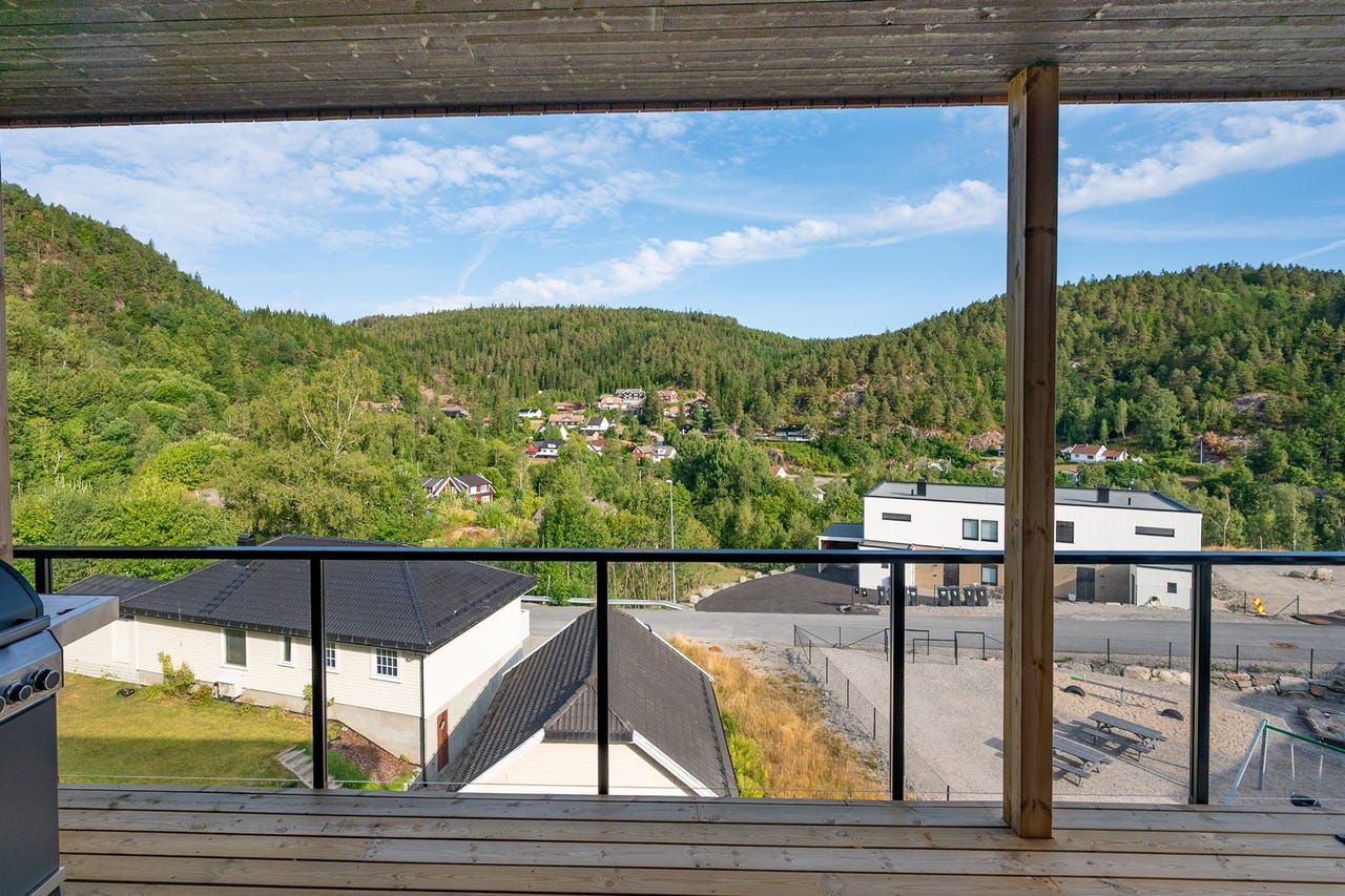 Glassrekkverk sikrer fint utsyn over området