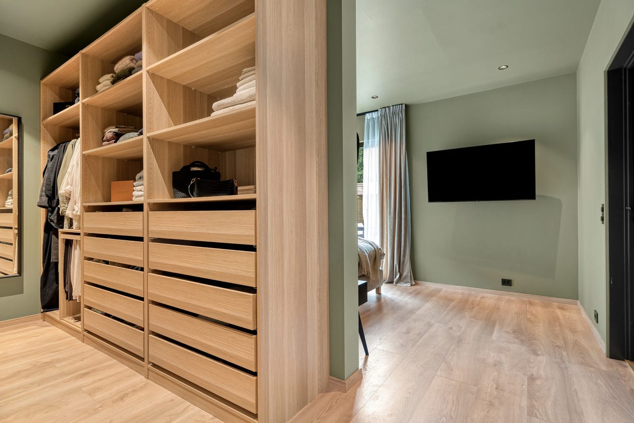 Hovedsoverom 1. etg. med eget bad og garderobe