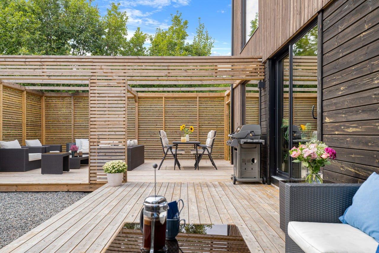 Stor solrik terrasse ut fra stuen