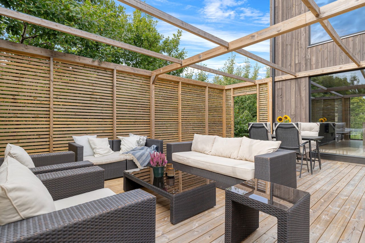 Stor solrik terrasse ut fra stuen