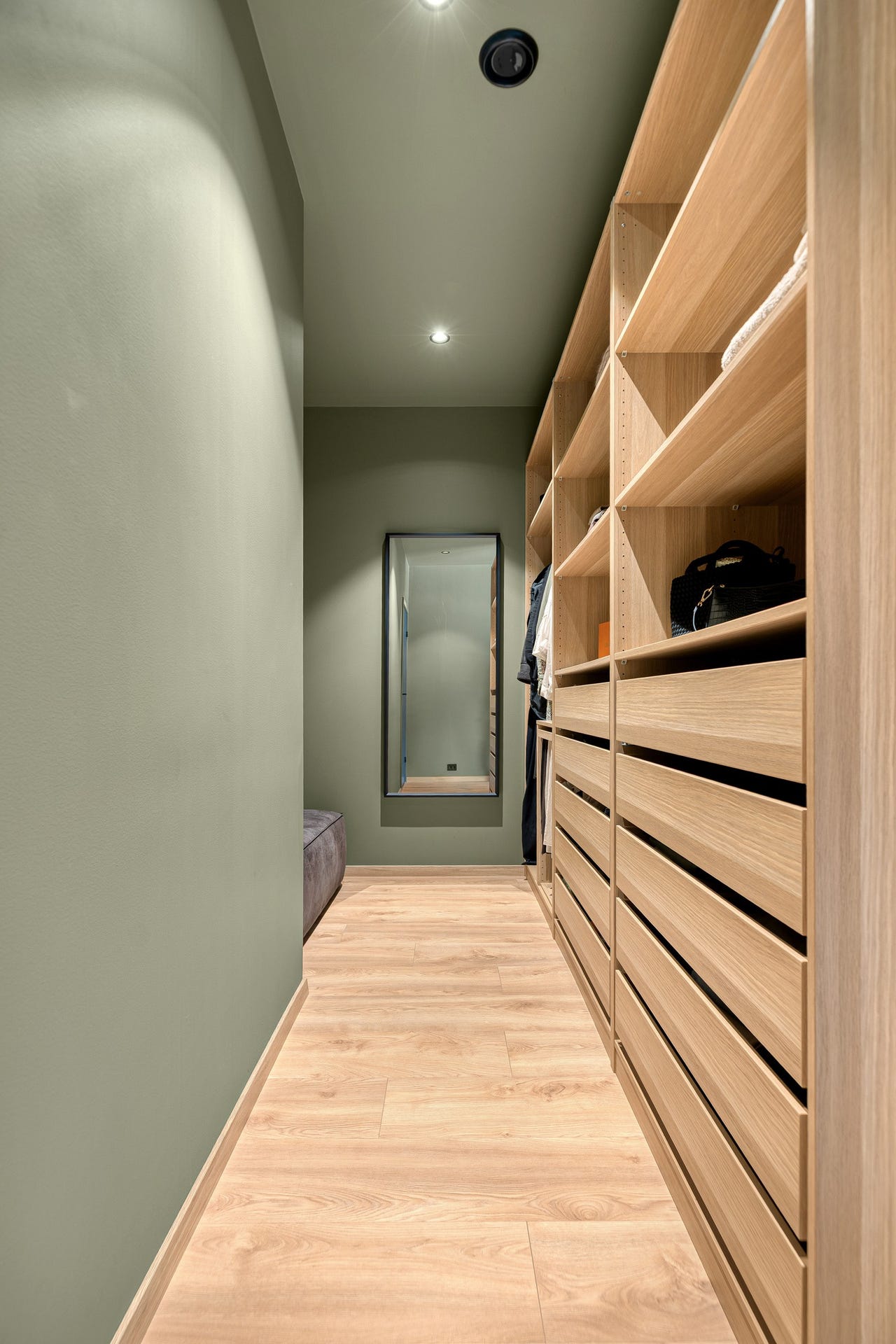 Hovedsoverom 1. etg. med eget bad og garderobe
