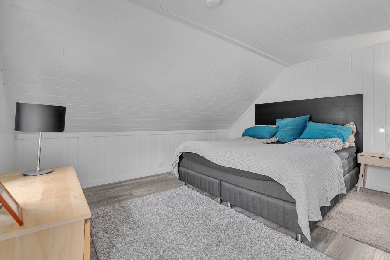 Soverom II er stort og lyst med plass til dobbeltseng.