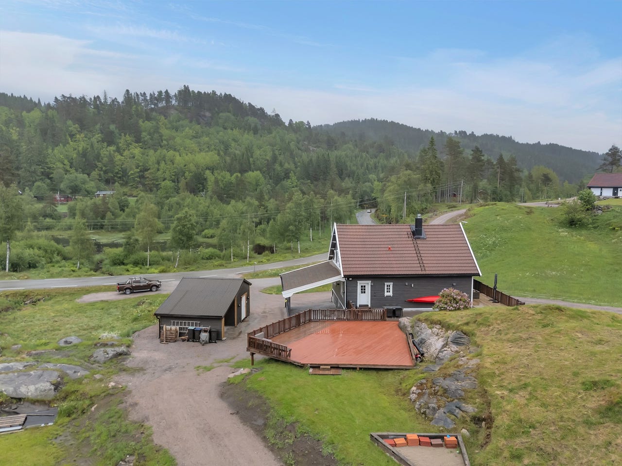 Boligen har to carporter. En i forbindelse med boligen, og en i forbindelse med uthuset.