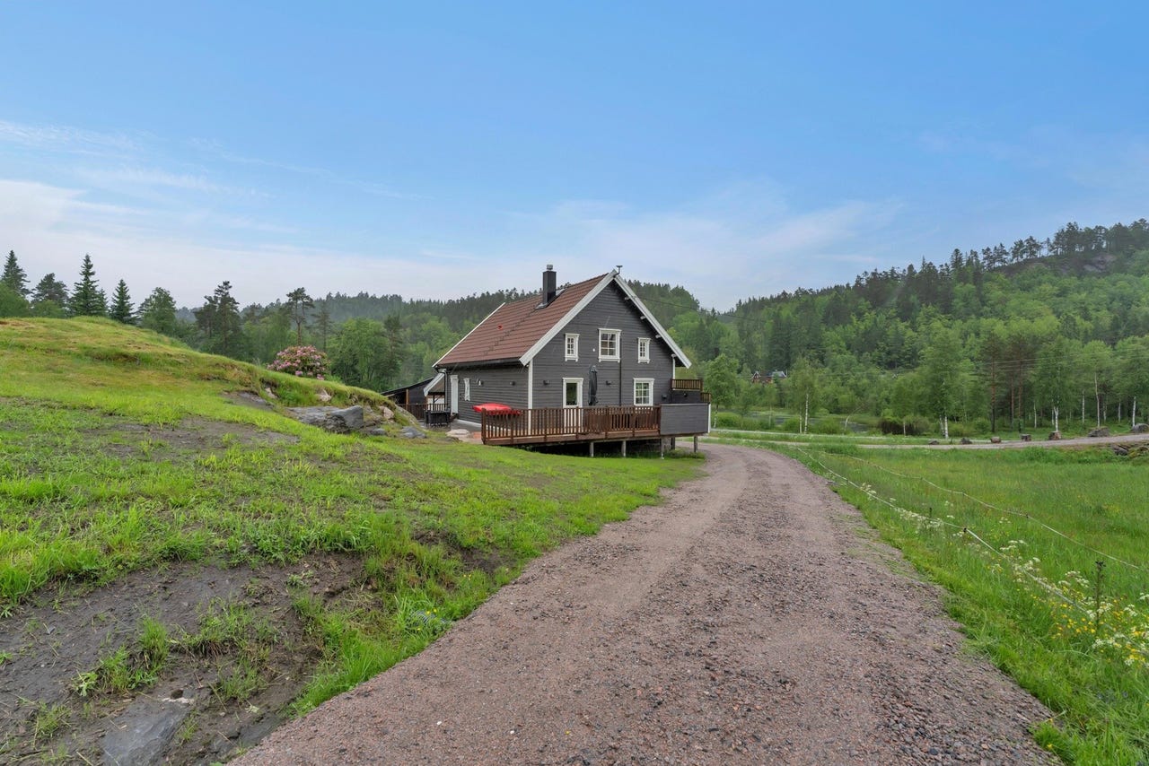 Boligen ligger landlig, men samtidig i sykkelavstand til Konsmo sentrum med dagligvarebutikk, møteplasser og praktiske hverdagsfasiliteter. Barnehage og skole ligger ca 5 km fra boligen.