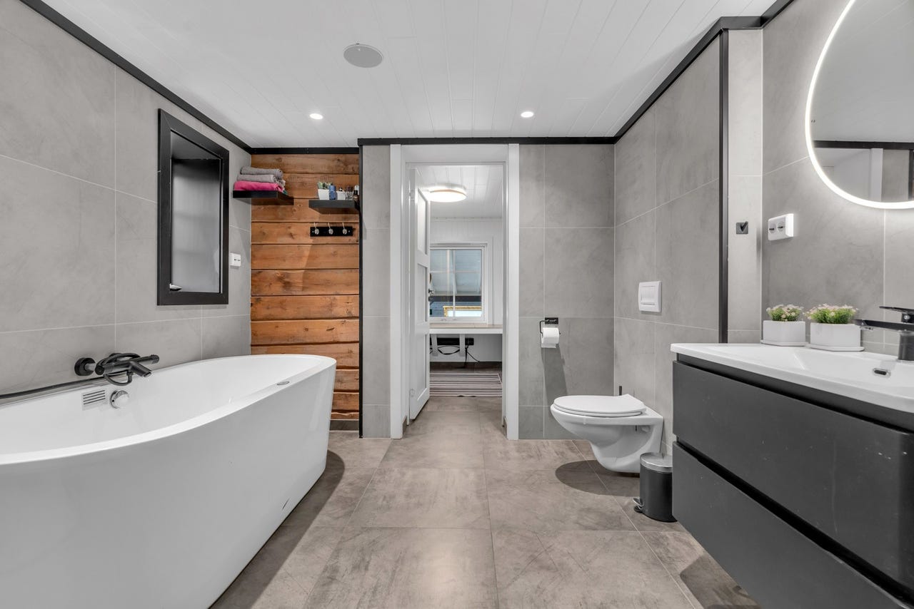 Badet er pusset opp i 2021 med fliser, membran, elektrisk varmekabel og moderne sanitærutstyr.