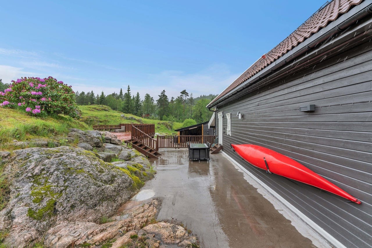 Fra vaskerommet er det utgang til betongterrasse som ligger fint i terrenget.