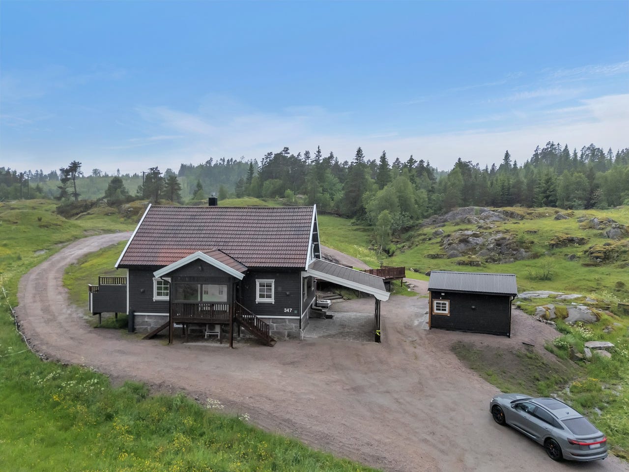 Boligen har stor gruslagt gårdsplass med god plass til parkering.