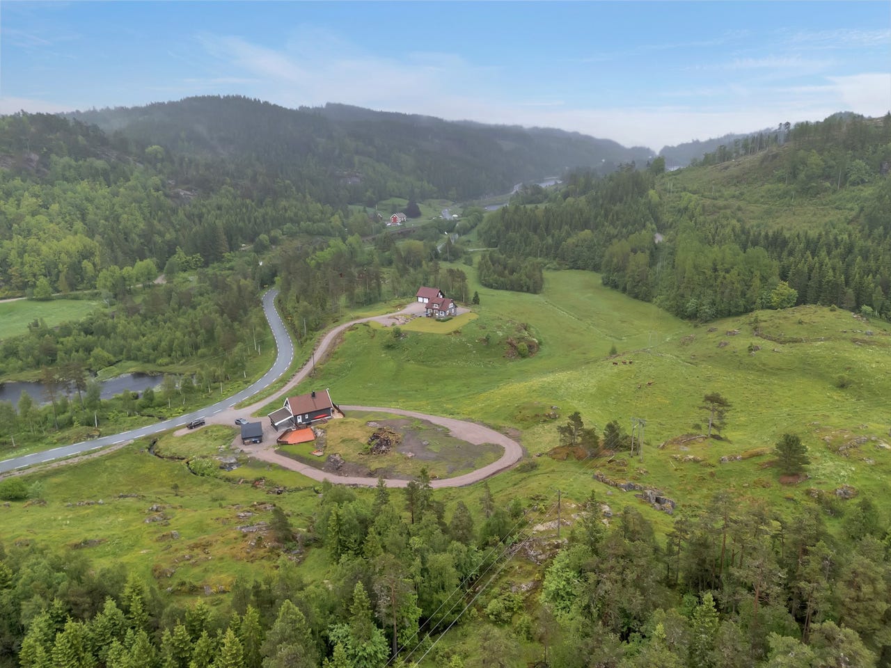 Området har også mange flotte turområder med bl.a. barnevandrerstien fra Konsmo til Laudal som går like ved boligen.