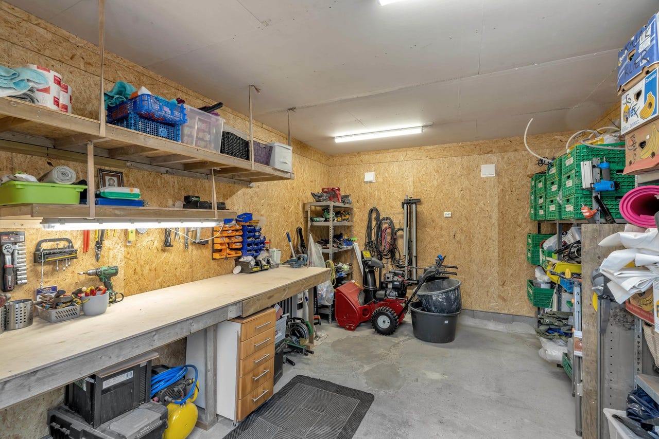 Uthuset har god plass til lagring og kan brukes som verksted.