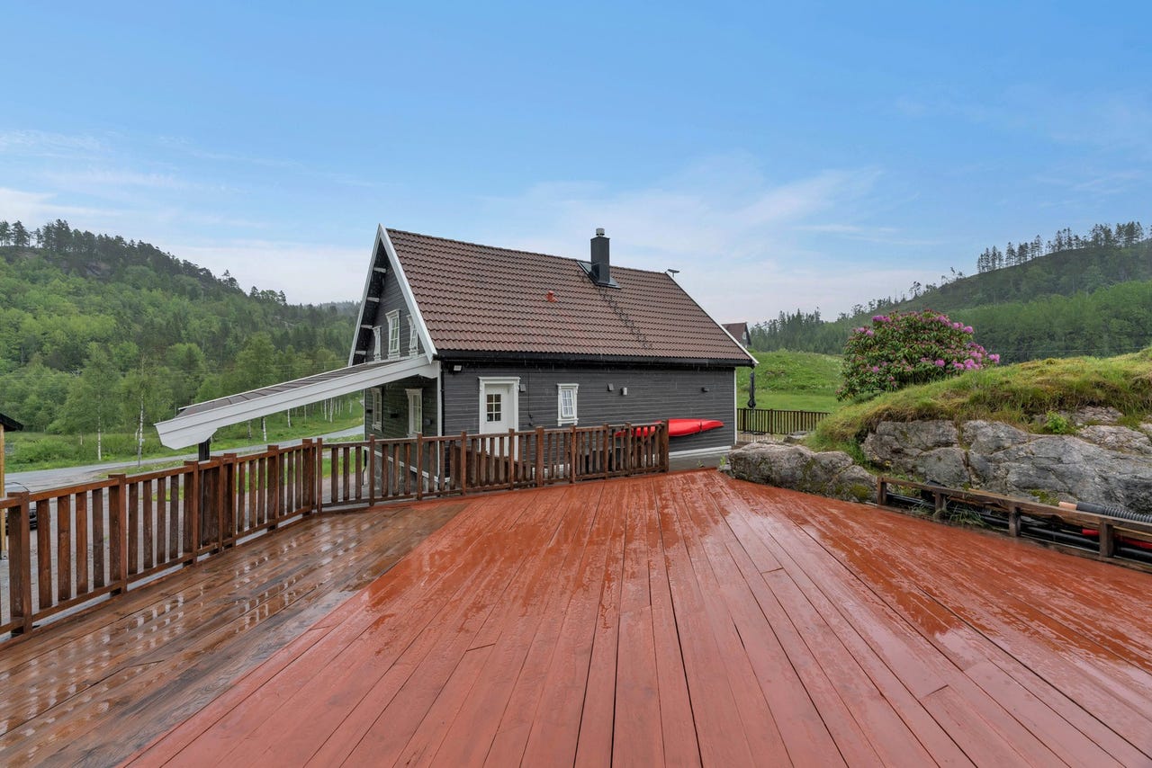 Terrassen har god plass til hagemøbler, solsenger, grill og annen type møblement.