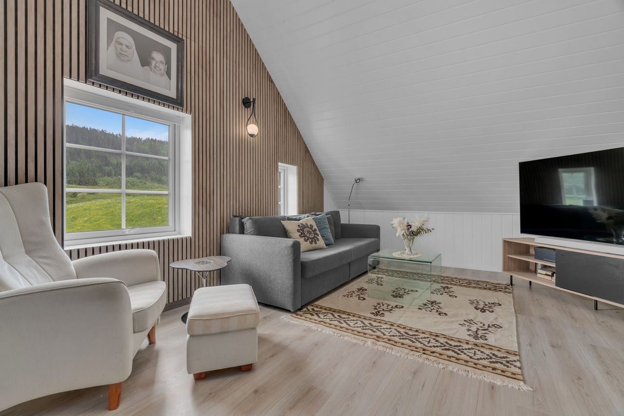 Loftstuen kan deles inn i flere soner med en egen tv-stue del.