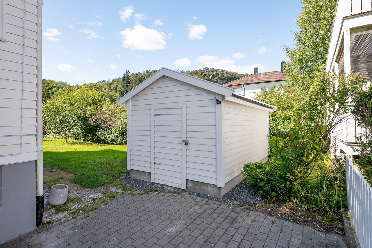 Stor felles utebod for sameiets eiendeler og sykler.