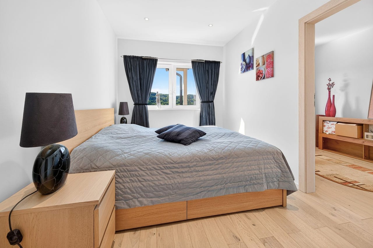 Hovedsoverom med inngang walk-in-garderobe