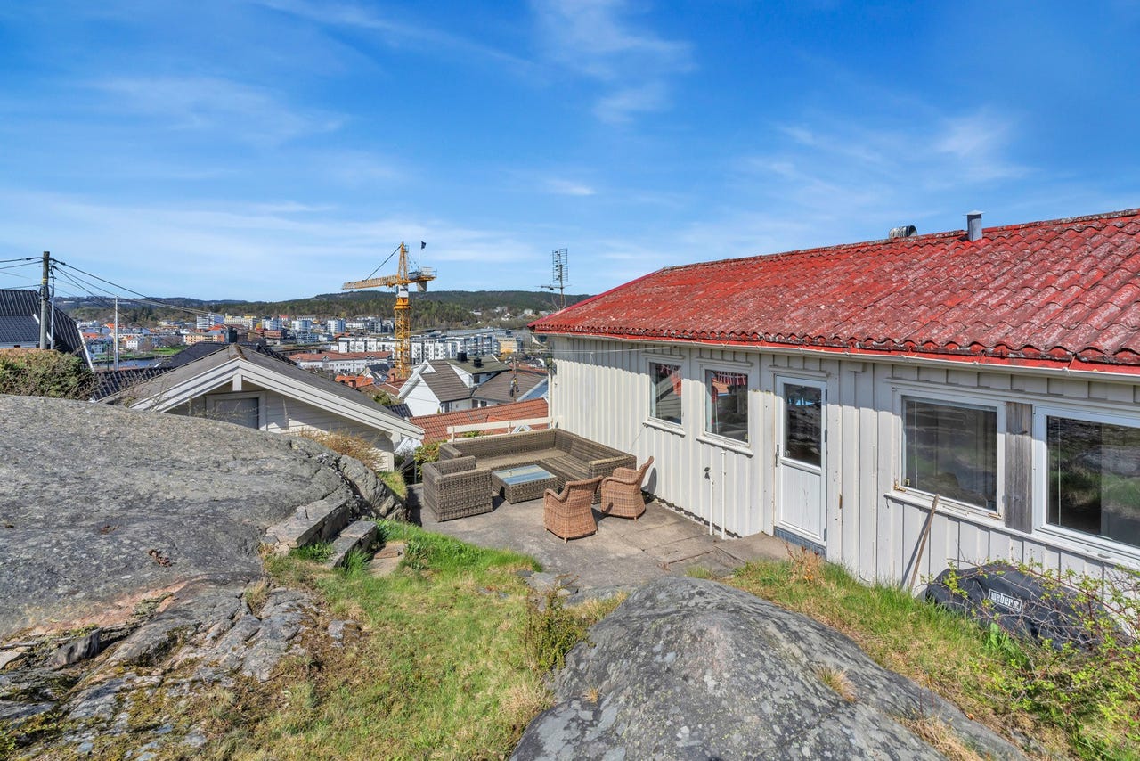 Høyt og frittliggende med panoramautsikt og beste solforhold.