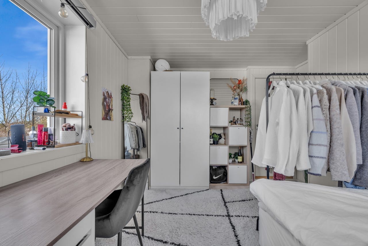 Boligen har tilsammen 5 soverom + disponibelt rom.
