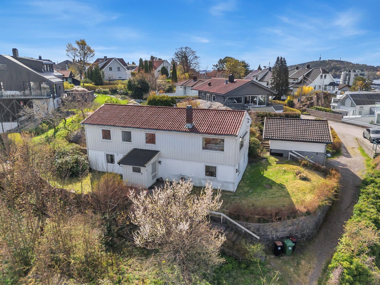 Høyt og frittliggende med panoramautsikt og beste solforhold.