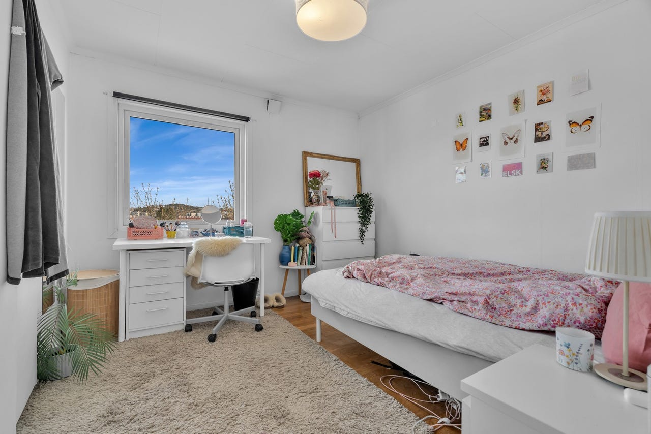 Boligen har tilsammen 5 soverom + disponibelt rom.